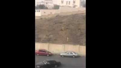 بالفيديو.. عمال نظافة يلعبون الكرة فوق رفات الموتي بالسعودية