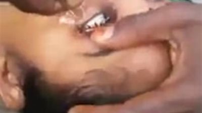 أغرب طريقة لتنظيف العين في الهند (فيديو وصور)