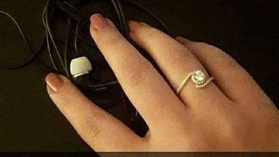 فرحة فتاة بعد خطوبتها تثير ضجة عبر 