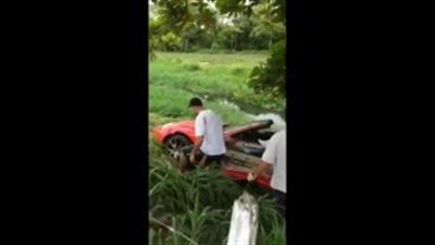 بالفيديو.. انتشال سيارة «فيراري» غرقت في نهر بالبرازيل