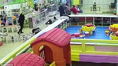 رجال يعتدون على أم وابنها بسبب شجار أطفال (فيديو وصور)