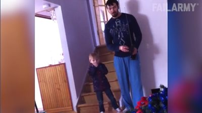 أطرف أخطاء الرجال عند تركهم مع أطفالهم (فيديو)