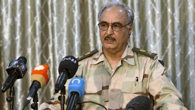 «حفتر» ردا على تشبيهه بالمشير: «مافيش حد زي السيسي»