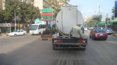 محافظة الجيزة تشن حملة نظافة واسعة بشوارع حي الدقي