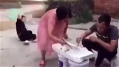 عقاب قاس لشاب تسبب في سقوط امرأة (فيديو)