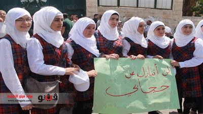 أولياء أمور يتظاهرون ضد حظر الحجاب في مدرسة للبنات