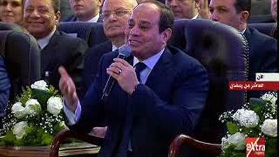 السيسي مازحًا مع وزير النقل: عمال تتغزل في الطريق (فيديو)