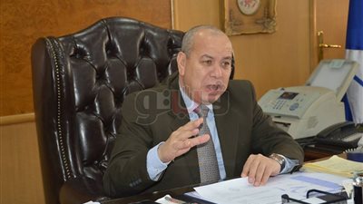 محافظ دمياط يغلق مصنع حلويات بسبب التراخيص