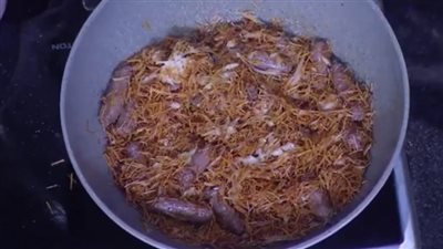 أكلة خفيفة.. طريقة عمل طاجن الشعرية بالسجق | فيديو 