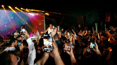 عمرو دياب يتألق في حفل غنائي بالساحل الشمالي | صور 