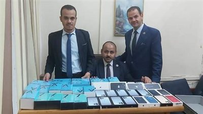 ضبط 43 هاتفا بحوزة راكب قادم من الكويت بمطار القاهرة