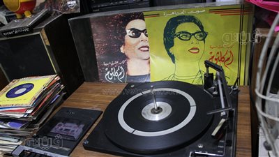 هوايته جمع تذاكر حفلات أم كلثوم وشهرته وصلت ليفربول.. حكاية صاحب بوتيك 