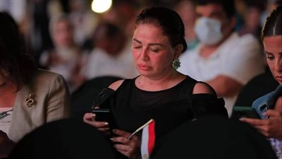 إلهام شاهين أول الحاضرين لحفل آمال ماهر بالعلمين