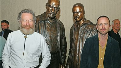 الكشف عن تمثال شخصيتي مسلسل Breaking Bad بحضور أبطال العمل | صور