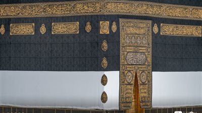 جدل واسع في السعودية بعد مطالبة كاتب بتغيير لون كسوة الكعبة