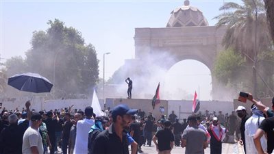 المتظاهرون في حمام سباحة القصر الجمهوري بالعراق | فيديو