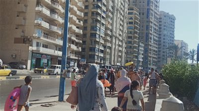 إقبال المواطنين وزوار الإسكندرية على الشواطئ | فيديو