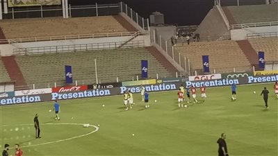 لاعبو الأهلي يجرون عمليات الإحماء استعدادا لمباراة المقاولون العرب
