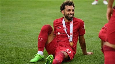 محمد صلاح يحتفل بكأس الدرع الخيرية | صور