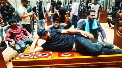 بعد إعلان اعتصام أتباع الصدر.. باعة جائلون وشيشة داخل البرلمان العراقي | فيديو وصور