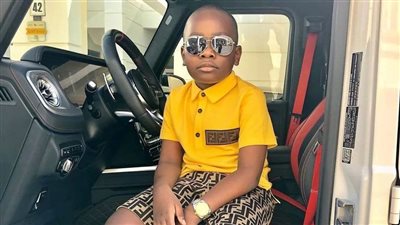 قصر وسيارات فاخرة.. أصغر ملياردير في العالم يستعرض ممتلكاته | صور 