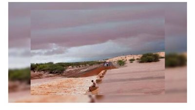 تضامن رواد مواقع التواصل مع طفل موريتاني سقط وسط السيول | فيديو 