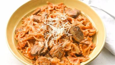 للتجديد على السفرة.. تعرفي على خطوات عمل المكرونة بالبينك صوص | فيديو 