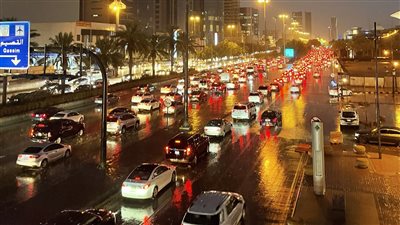 سقوط أمطار غزيرة على السعودية.. والسلطات تحذر المواطنين| فيديو 