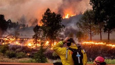 النار في كل مكان.. نزوح ألفي شخص في حريق ولاية كاليفورنيا الأمريكية |فيديو