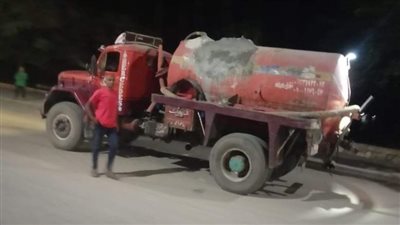 ضبط سيارة كسح تطرد مخلفات في الترع والأراضي الزراعية | صور