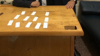 جمارك مطار القاهرة تحبط محاولة تهريب حشيش وأقراص مخدرة بحوزة راكبين 