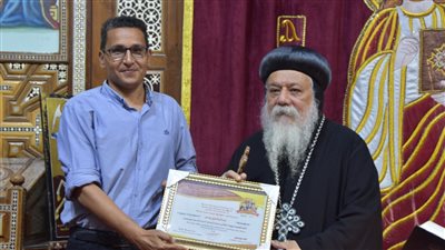 أسقف ملوي يُكرم رياض فوزي المسعف الذي رد 133 ألف جنيه لصاحبها 