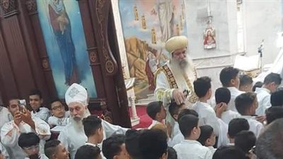 الانبا سيداروس يرسم شمامسة جددا في إيبارشية عزبة النخل