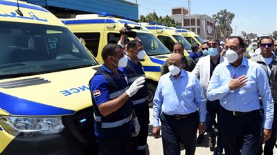 14 سيارة إسعاف جديدة.. مدبولي يتفقد مجمع الخدمات الحكومية بكفر داود في البحيرة | صور 