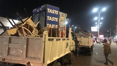 رئيس حي الدقي يستجيب لشكوى سيدة ويرفع أشغال الباعة من أمام منزلها | صور