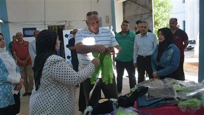 محافظ الوادي الجديد يتابع سير العمل بمصنع الملابس الجاهزة