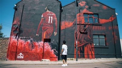 ‏محمد صلاح ينشر صورة بجوار الجدارية الخاصة به في مدينة ليفربول 