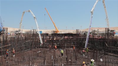 6 صور ترصد احتفالية صب أكبر قاعدة خرسانية في إفريقيا للبرج الأيقوني بالعلمين