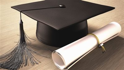 محافظ بورسعيد يتفقد لجان الإعدادية بمدارس الأحياء