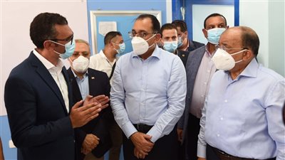 رئيس الوزراء يتفقد العيادات الثابتة بالمدرسة الثانوية التجارية في البحيرة | صور