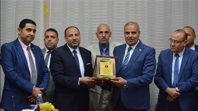 نائب رئيس جامعة الأزهر يكرم المحرصاوي بمقر كلية اللغة العربية بأسيوط