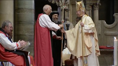 رئيس الأسقفية يتسلم صليبا لإقليم الإسكندرية بافتتاح مؤتمر لامبث