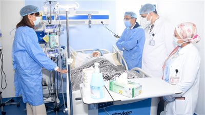 وزيرة الهجرة تزور الطفل ياسين حسام بمعهد الأورام | صور 