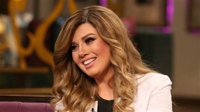 رانيا فريد شوقي: أعشق الأهلي.. ودائما بختلف مع زوجي لأنه زملكاوي | فيديو