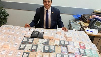 ضبط موظف شركة طيران حاول تهريب 143 هاتف آيفون بمطار القاهرة