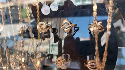 شبكة بـ255 جنيها.. العرائس تتجه لشراء الذهب الصيني للحد من تكاليف الزواج الباهظة | فيديو 