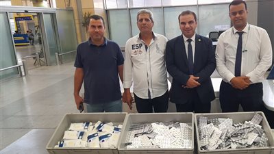 بعد اشتباه موظف الجمارك في راكبة.. ضبط أدوية بشرية مهربة في مطار برج العرب | صور 