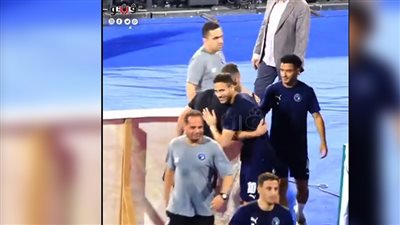 عناق بين رمضان صبحي وأمير مرتضى قبل مباراة الزمالك وبيراميدز | فيديو