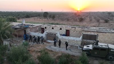 شاهد.. اقتحام البؤر الإجرامية شديدة الخطورة في بحيرة المنزلة والسحر والجمال