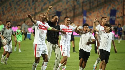 لاعبو الزمالك يحتفلون مع الجماهير بعد الفوز على بيراميدز | صور